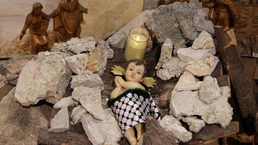 Une scène de la Nativité du Christ avec une figure symbolisant l'enfant Jésus gisant au milieu des décombres