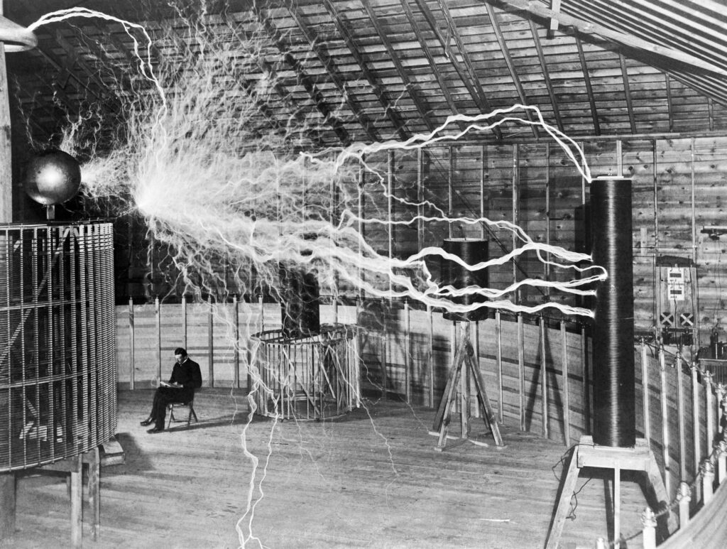 Nikola Tesla dans son centre expérimental