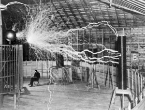 Nikola Tesla dans son centre expérimental
