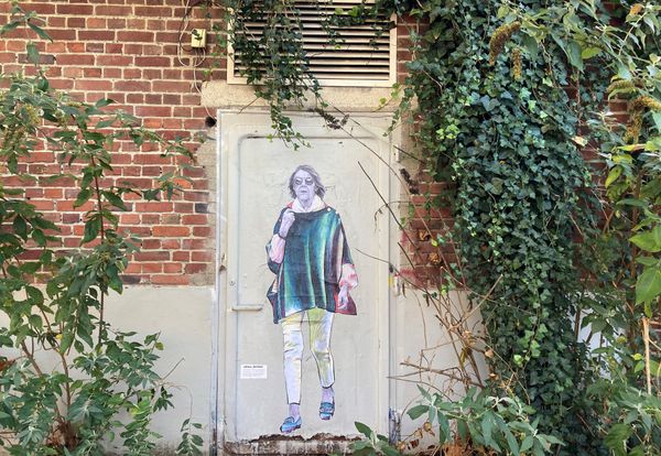 Un portrait de Gisèle Pélicot dans les rues de Lille