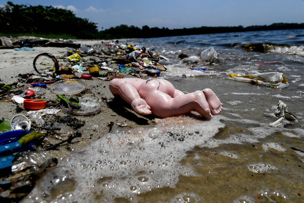 Plastique à Rio photo (Photo by Daniel RAMALHO / AFP)