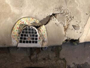 Mosaïque rue Croix-Haute, cassée