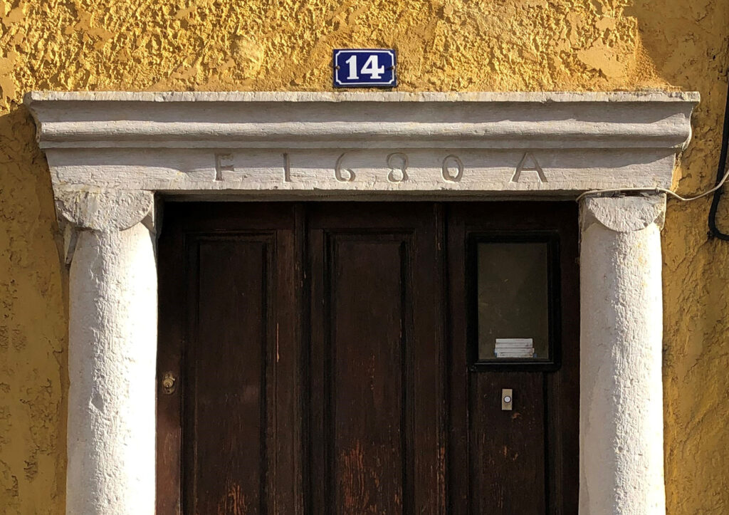 Eléments provenant probablement du temple détruit.