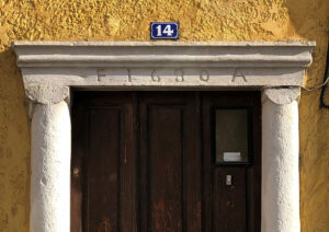 Eléments provenant probablement du temple détruit.